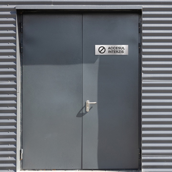 Placuta Accesul interzis, gravata 20x6 cm, argintie, eleganta