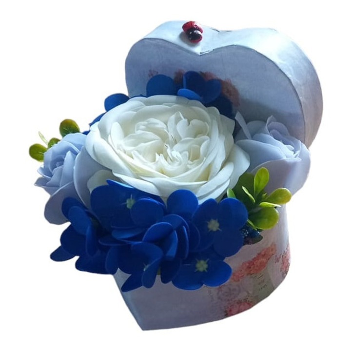 Aranjament floral alb/albastru, in forma de inima, 10/15 cm