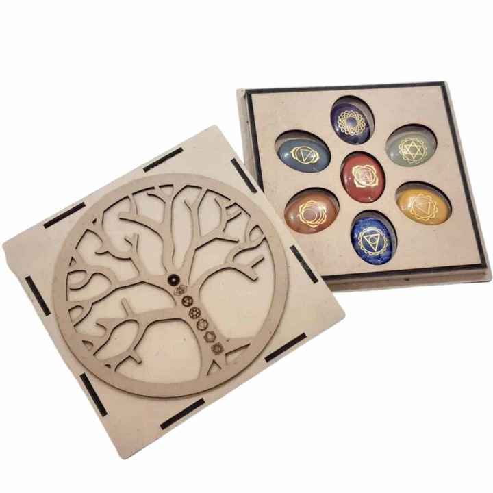 Komplett készlet 7 ovális formájú csakrakővel, Reiki szimbólumokkal gravírozva és természetes fadobozban tárolva – terápiás kristályok a védelemért, a meditációért és a pozitív energiáért