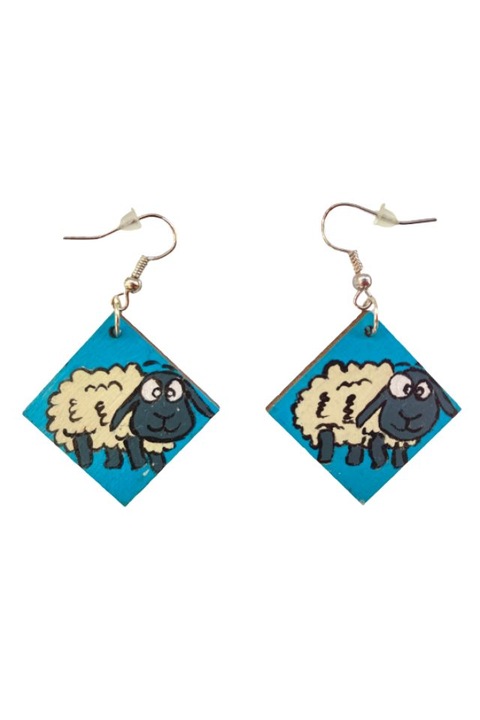 Cercei romb, lemn, pictati manual, albastru, model oaia vesela, 3 cm, tortite hipoalergenice