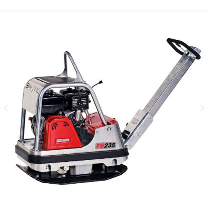 Megfordítható benzinüzemű tömörítőlemez, SWEPAC FB235, tömeg 240 kg, teljesítmény 8,4 LE, ütőerő 40 kN, munkaszélesség 550 mm, Honda GX270 motor