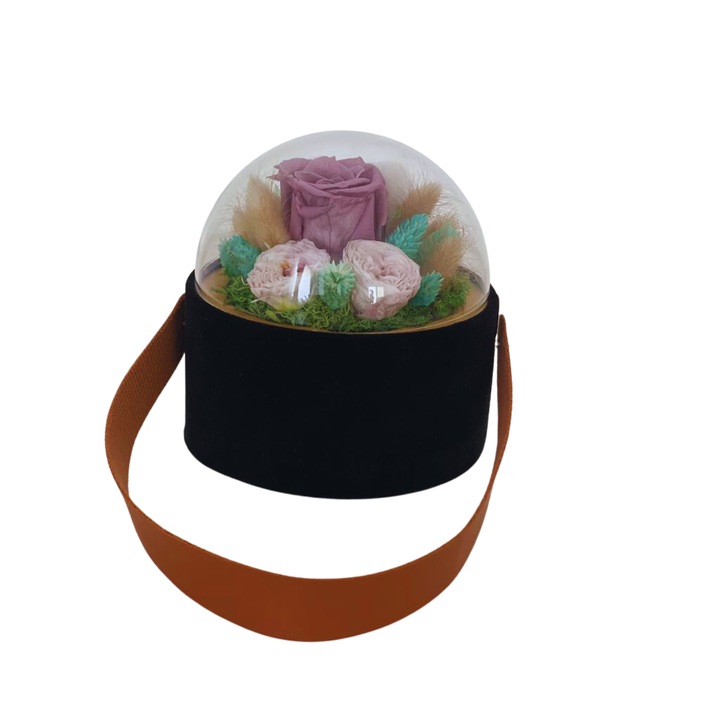 Aranjament floral din trandafiri criogenati in cutie de catifea
