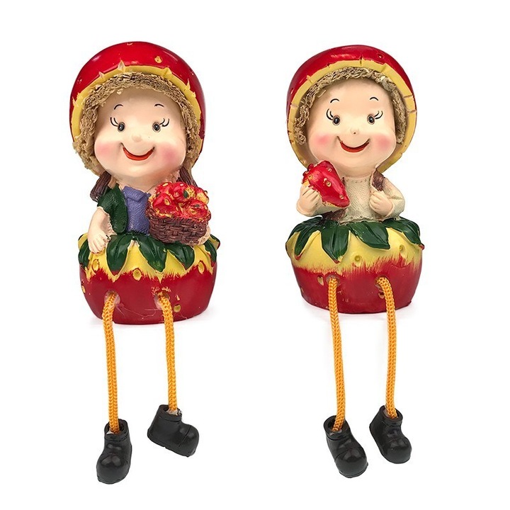 Декоративен орнамент, Момичета със сламена коса и ягодова шапка и висящи крака, Червен, 17 см, 1145H
