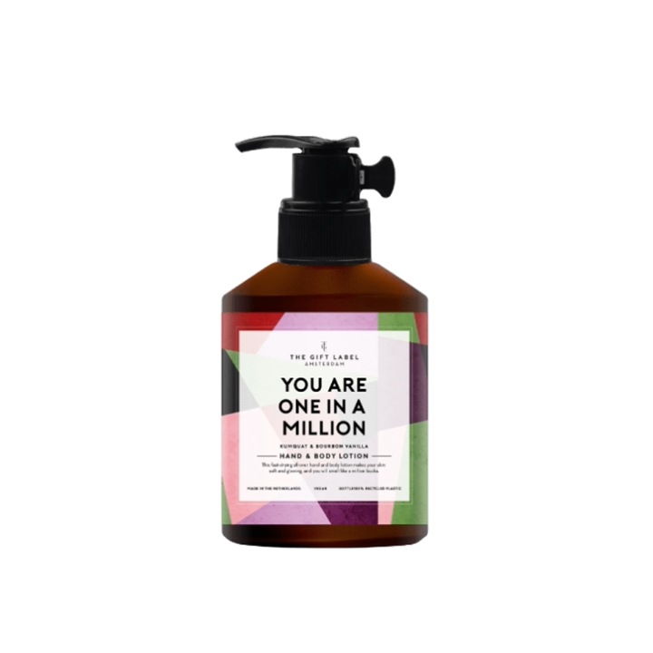 Testápoló The Gift Label, jól nézel ki ma, pumpával, vegán, Kumquat és Bourbon vanília jegyekkel, szulfátok és színezékek nélkül, hidratálttá és puhává varázsolja a bőrt, visszazárható műanyag tartály, 200 ml