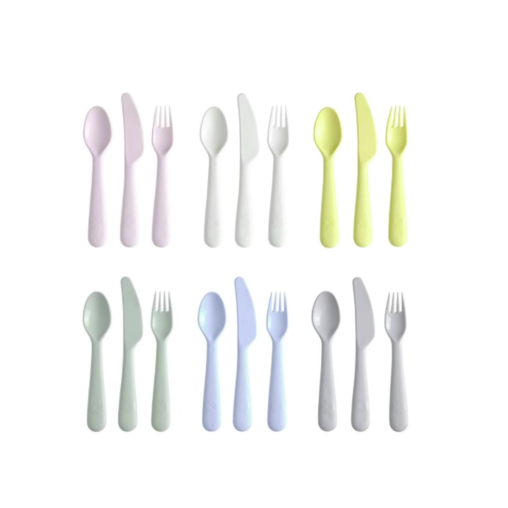 Set cu 18 tacamuri din plastic, reutilizabile, include cutit, furculita si lingura, compatibile cu masina de spalat vase sau cuptorul cu microunde, 0% BPA, multicolor