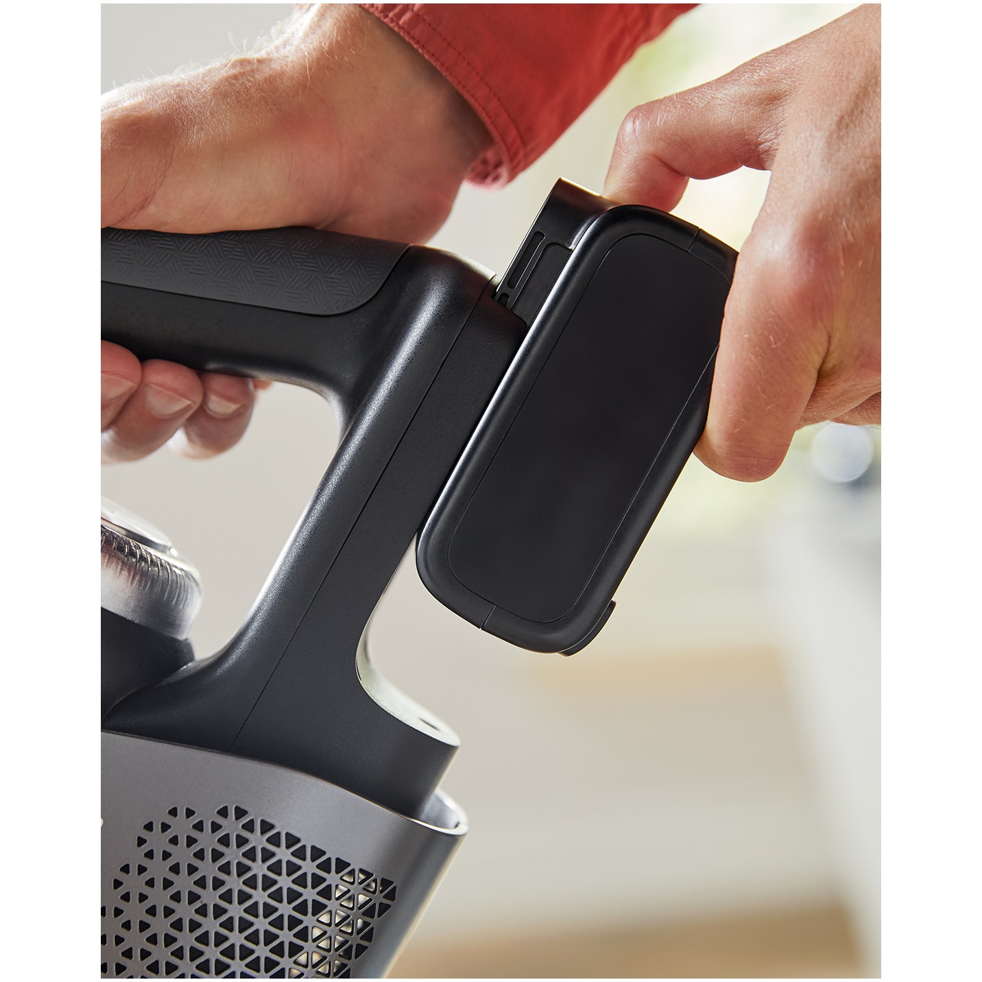 Aspirator vertical Philips XW9383/01 Aqua Trio, seria 9000, aspira si spala, durata de functionare de pana la 45 min, Sistem Aqua Diffusion, functie automata de curatare a aparatului si a periilor Power Brush, 3 moduri de curatare