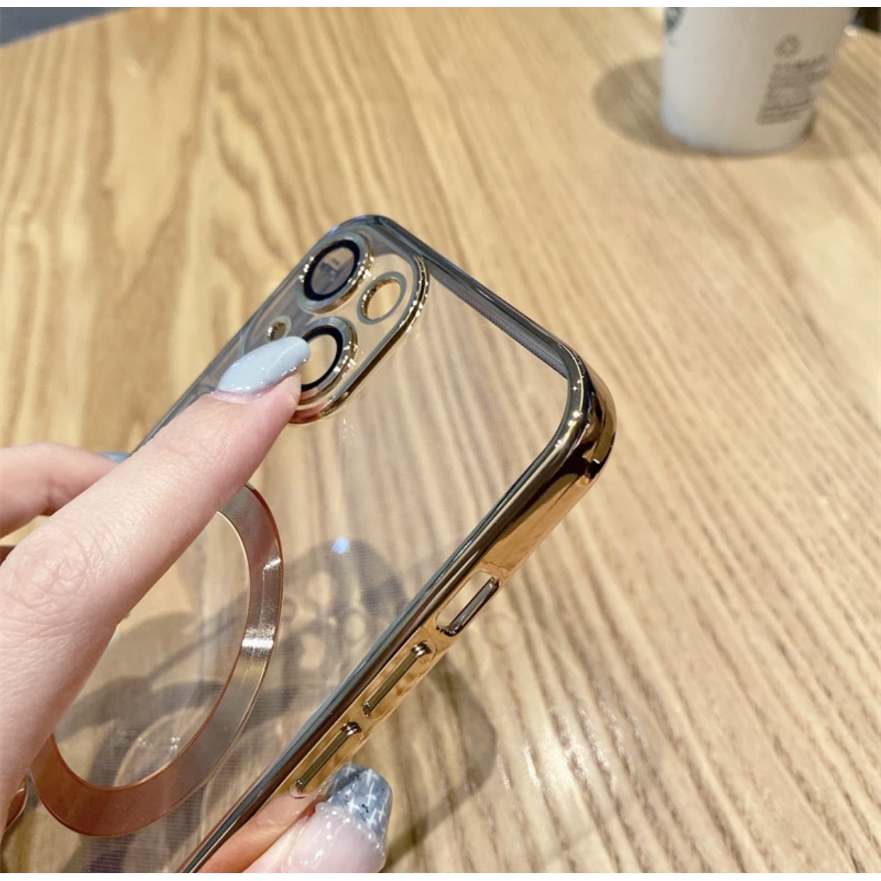 Husa din silicon cu margini metalizate Ultra-Soft, Luxury Magsafe, compatibila cu iPhone 15 / Auriu