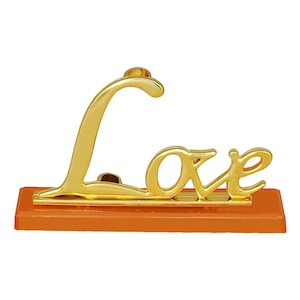Suport Love, baza dedicata special pentru sustinerea trandafirilor de ornament din plastic, de diverse culori si acoperiti cu o foita aurie