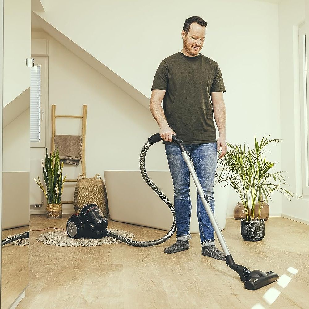 Aspirator fara sac Severin, S7089, pentru toate suprafetele/ masina, capacitate 2.1 l, filtru HEPA 13, 5 trepte putere, usor de folosit, intuitiv, duza 2 in 1 pentru parchet si covoare, dupa parchet, accesoriu ingust 2 in1, 750 W, negru/rosu