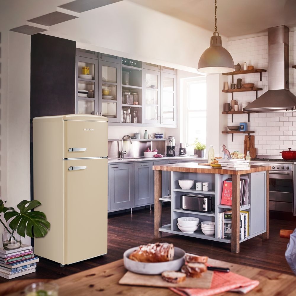 Frigider Retro Severin, H 144 cm, volum 246 litri, congelator 52 litri, deschidere pe dreapta, 3 rafturi sticla securizata, 3 rafturi pe usa, compartiment legume/fructe, control temperatura, iluminat interior LED, silentios, manere cromate, crem
