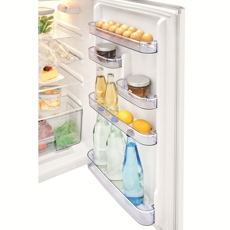 Frigider Retro Bomann, DTR353.1W, H 149 cm, volum 208 litri, congelator 48 litri, deschidere pe dreapta, 4 rafturi sticla securizata, 5 rafturi pe usa, compartiment legume/fructe, control temperatura, iluminat interior LED, silentios, manere cromate, alb