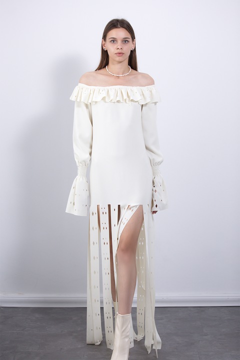 UVIA, Rochie cu decolteu pe umeri si franjuri supradimensionate, Alb murdar