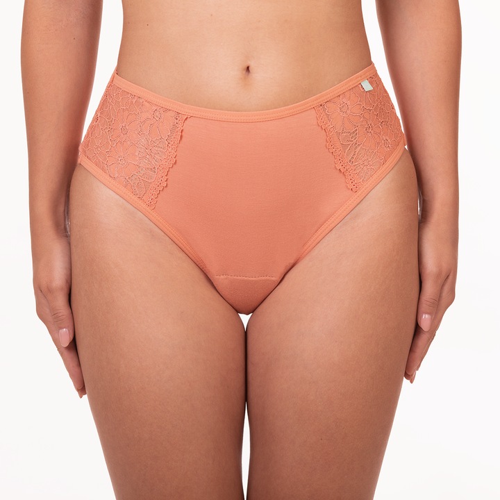 Chiloti menstruali reutilizabili FemiEko, model Bella din bumbac si canepa, cu dantela, stil taietura frantuzeasca, absorbtie ridicata, culoare bej, marimea 3XL