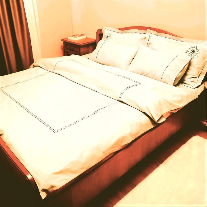 Комплект бродирано спално бельо за легло Super king, Casa Bucuriei, модел Simple lines, 6 части, кремав, 100% памук, чаршаф с размери 310/310 см и плик за завивка 240/260 см