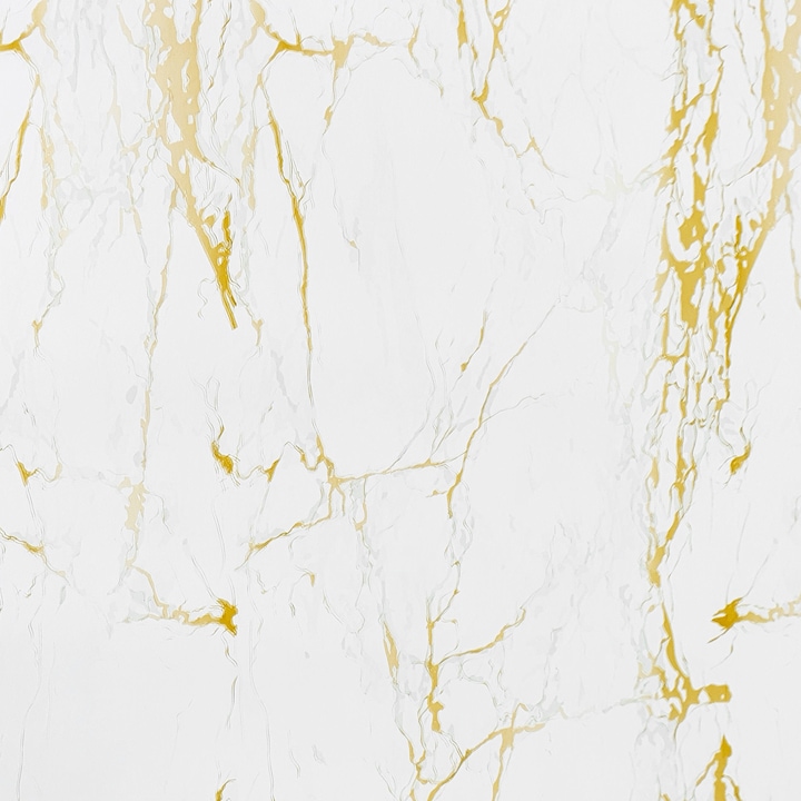 Folie decorativa autoadeziva pentru mobilier, 90 x 50 cm, DecoMeister®, Model Marmura Alba Si Aurie, P002-090-0050