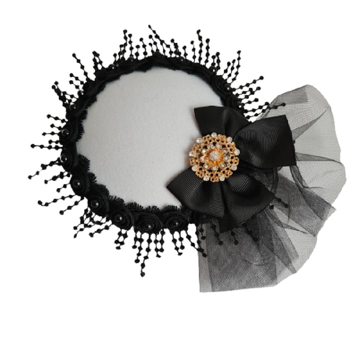 Palarie fascinator, alba cu tulle negru si bijuterie metalica, 23cm