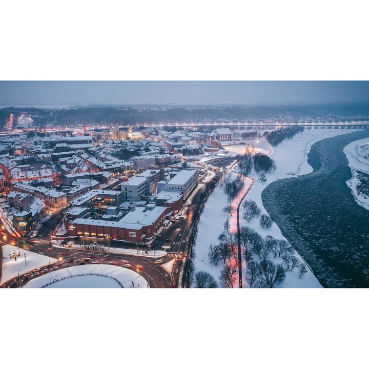 PVC öntapadó tapéta - Snowy City Litvániában, 100 x 150 cm