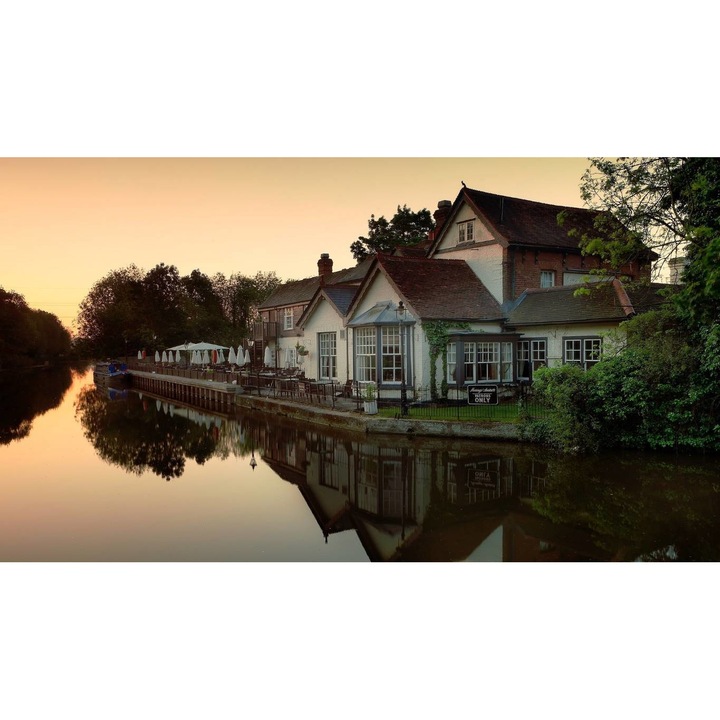 PVC öntapadós tapéta - Pub On the Riverside, 100 x 150 cm