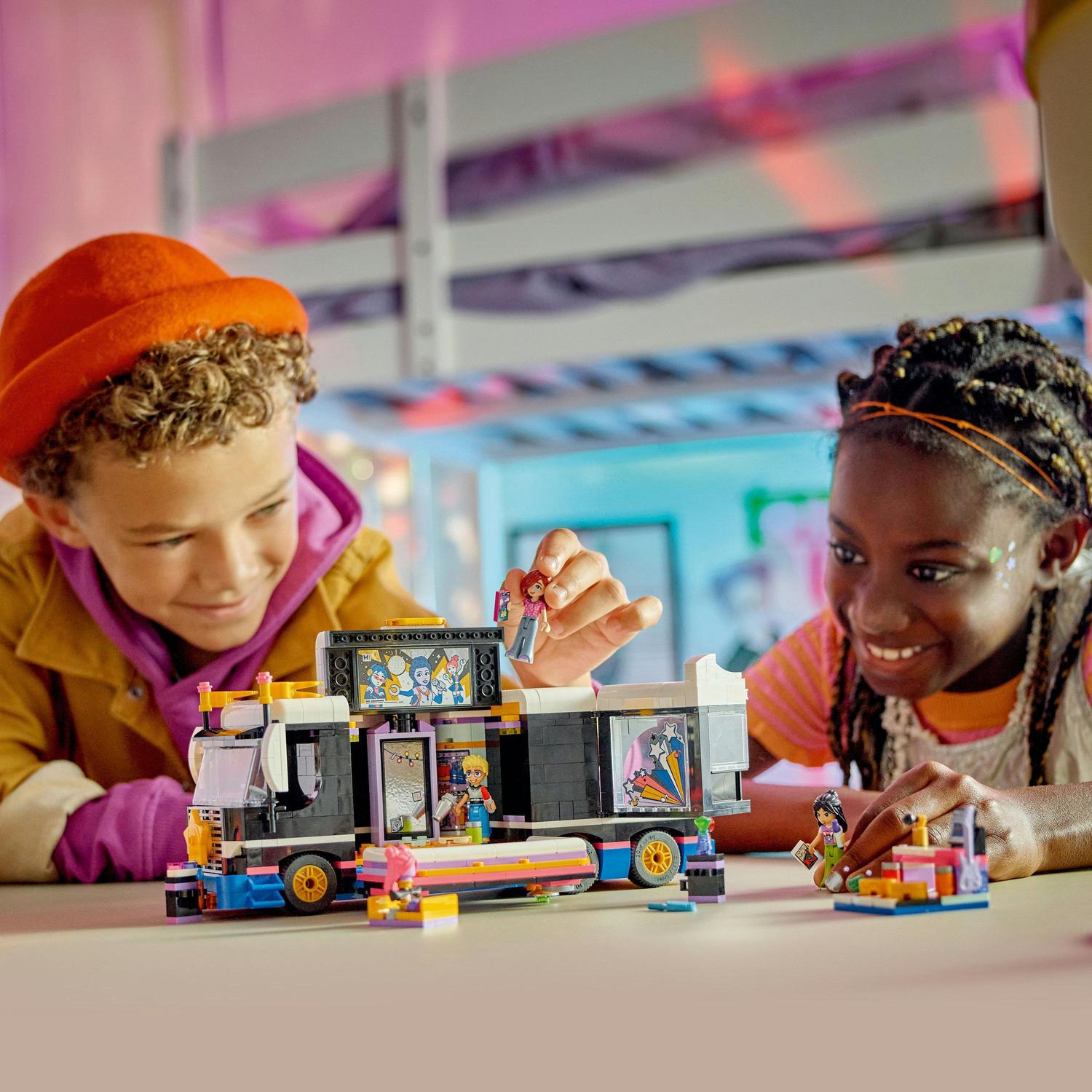 LEGO® Friends - Autocar de turneu pentru staruri pop 42619, 845