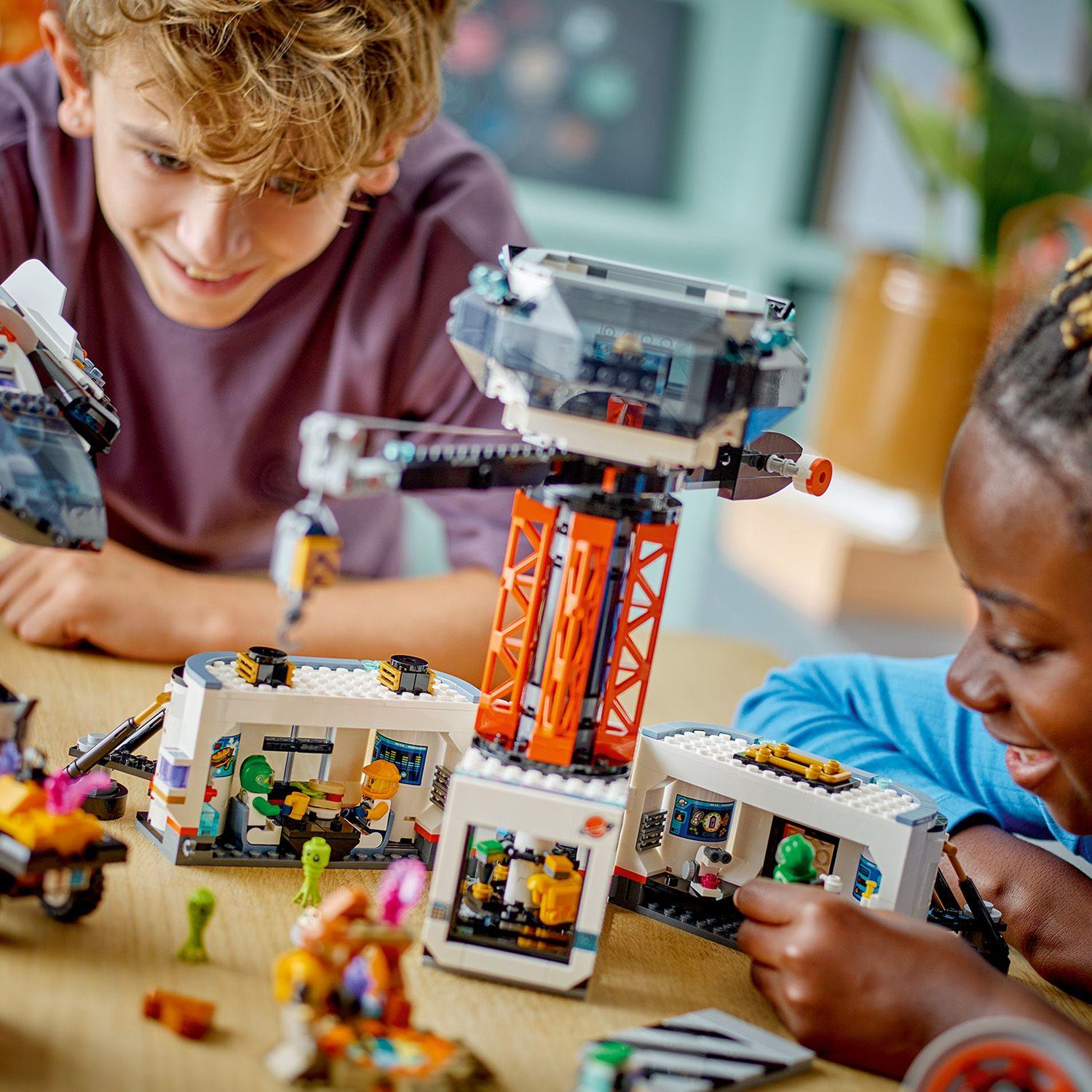 LEGO® City - Baza spatiala si platforma de lansare a rachetei