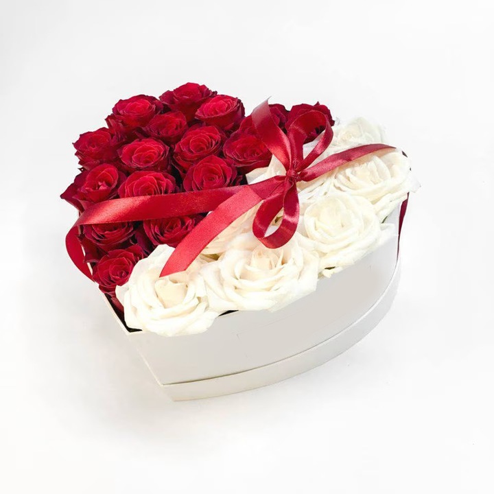 Кутия сърце с 18 сапунени рози