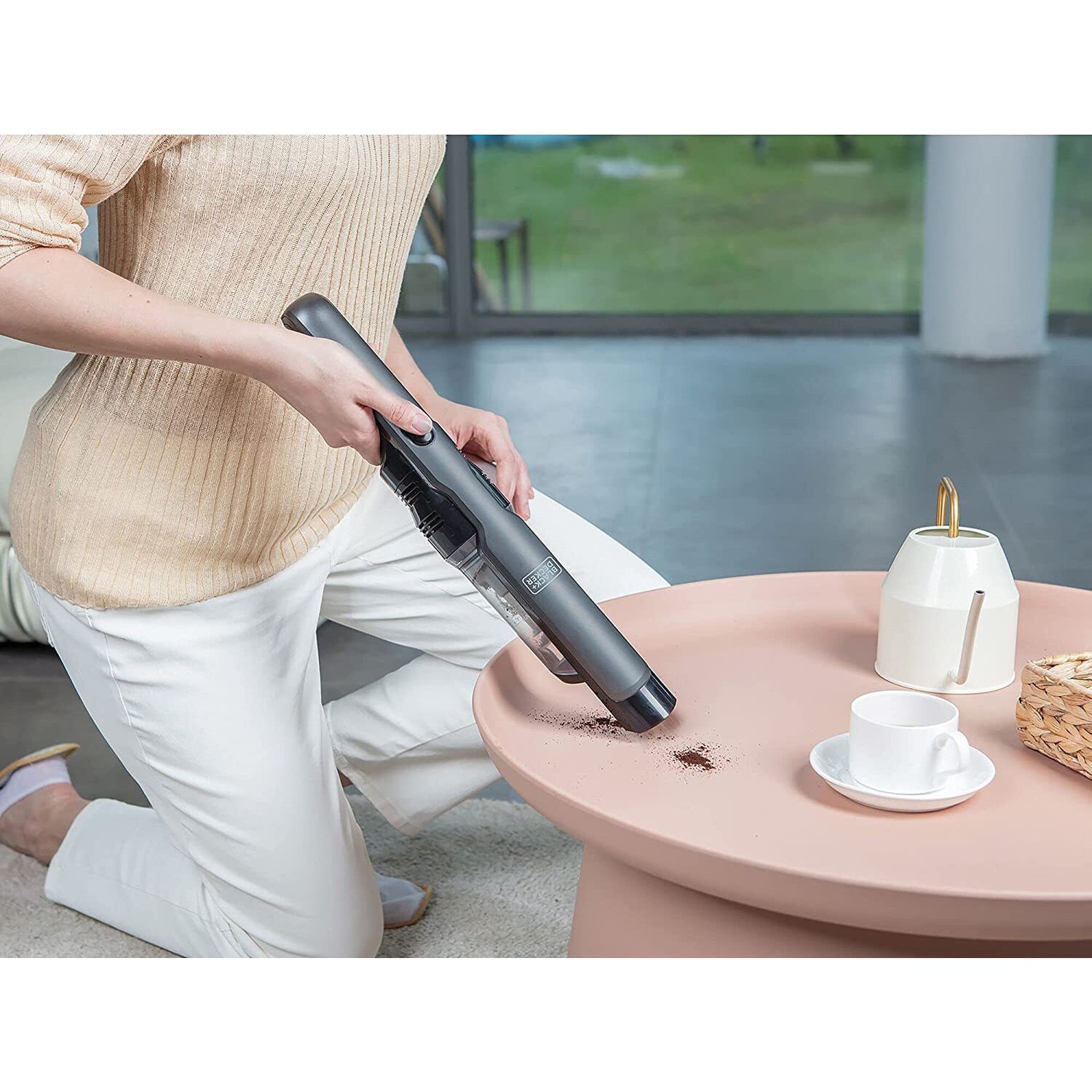 Aspirator portabil Black Decker DVC320B21-QW cu acumulator de 12 V, design super subtire, motor digital modern, 2 niveluri de aspirare, include statie de incarcare, duza pentru spatii inguste