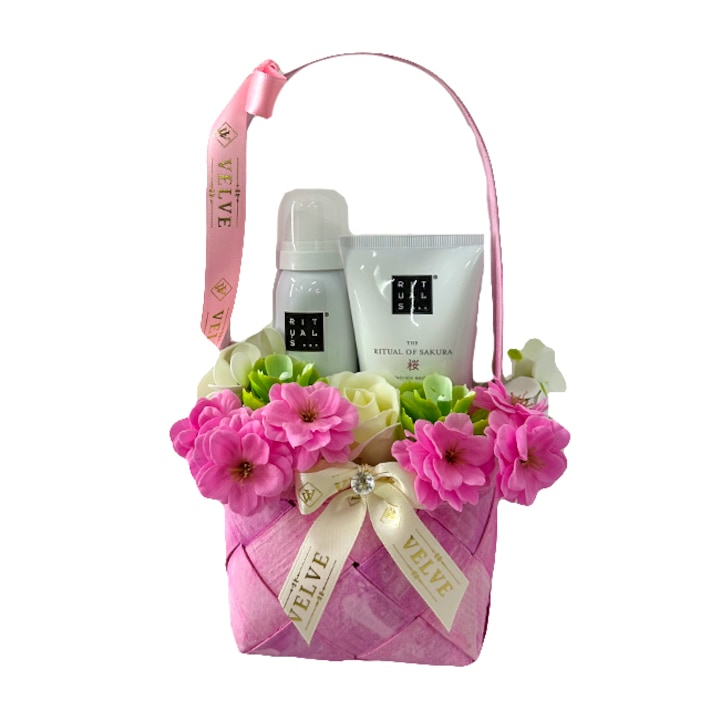 Комплект Sakura Feel, със 70 мл крем за тяло и 50 мл душ гел Rituals, в кошница и флорална аранжировка, розово, кадифе