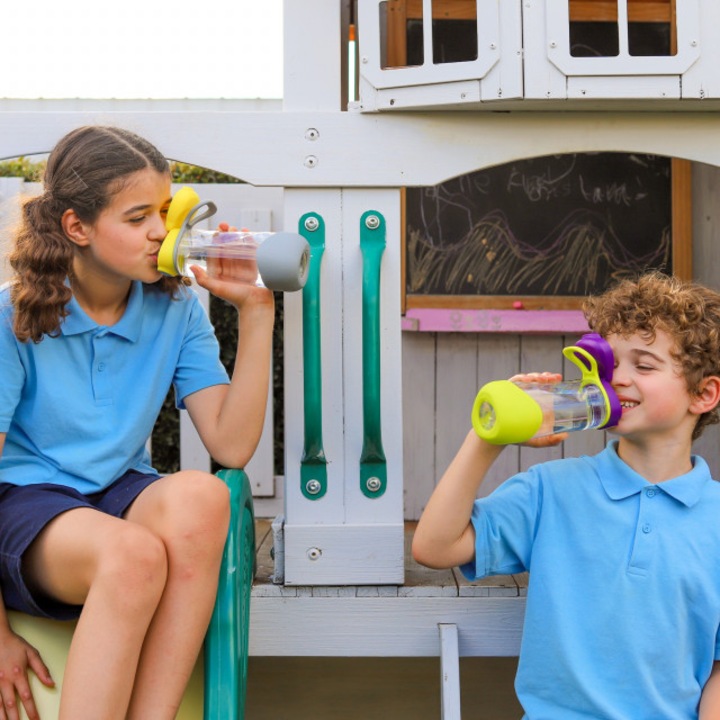 Tritán bögre szilikon kifolyóval, 600 ml, automata tetővel, +9 hónap, sárga szürkével, B.Box