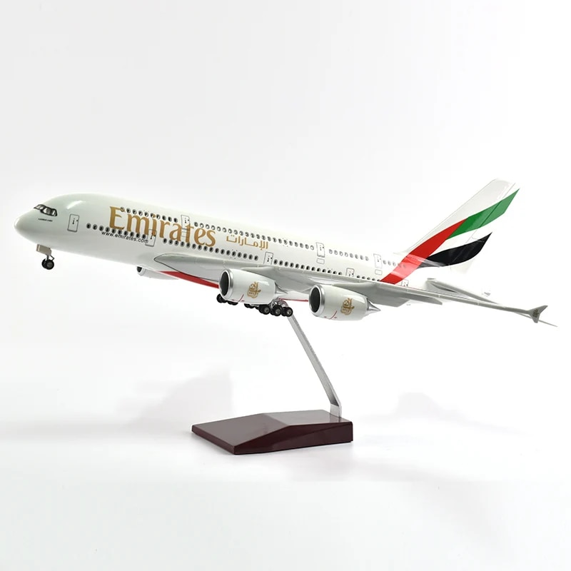 Модел на самолет Airbus A380 на Emirates, твърда пластмаса, 46 см, Мащаб  1:160 