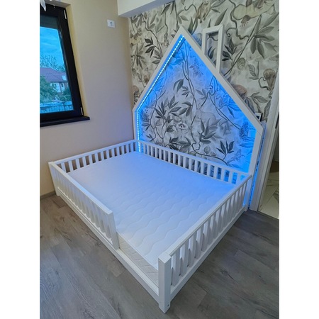 Pat casuta Montessori iluminat led din lemn masiv 140x200 pentru copii