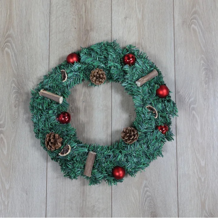 Coronita decorativa de Craciun cu ramuri verzi, globuri mici rosii si elemente din lemn si fructe uscate, diametru 40 cm