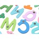 Set litere colorate si vesele din lemn, cu magnet