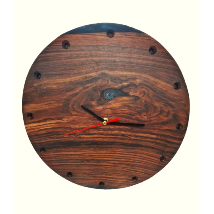 Ceas rustic de perete din lemn de nuc cu insertii de rasina epoxidica albastra 30 x 30 x 1 cm
