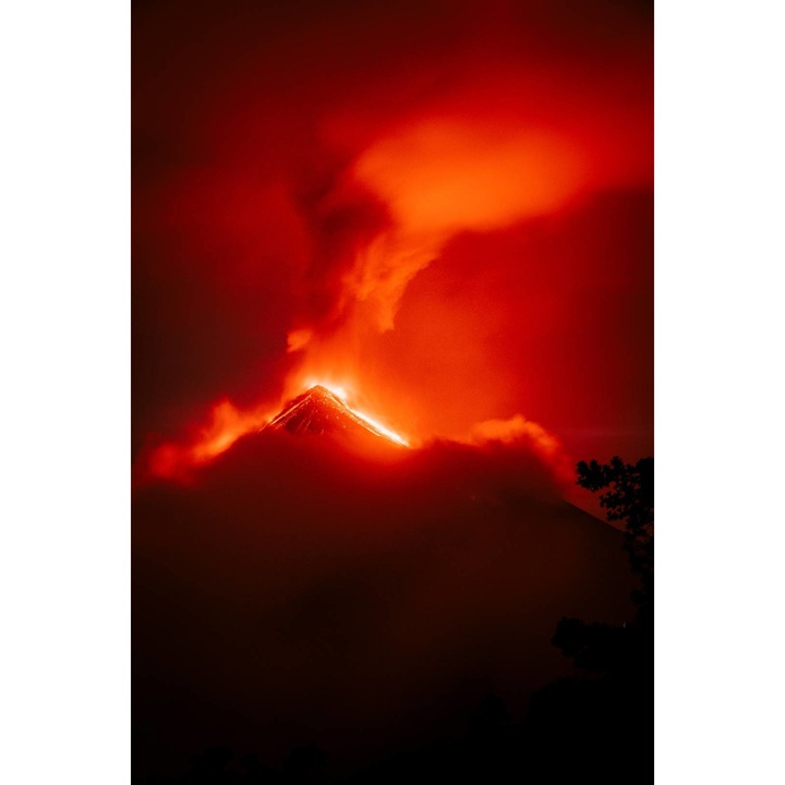 Tapet Premium Canvas, Peisaj cu eruptie vulcan noaptea, 300x200 cm