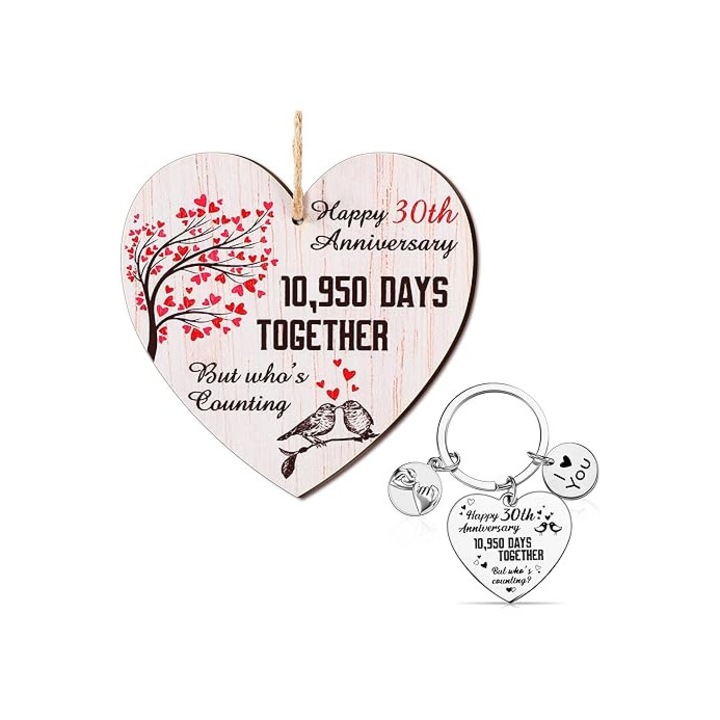 Decoratiune din lemn pentru celebrarea a 30 de ani de relatie, in forma de inima si breloc