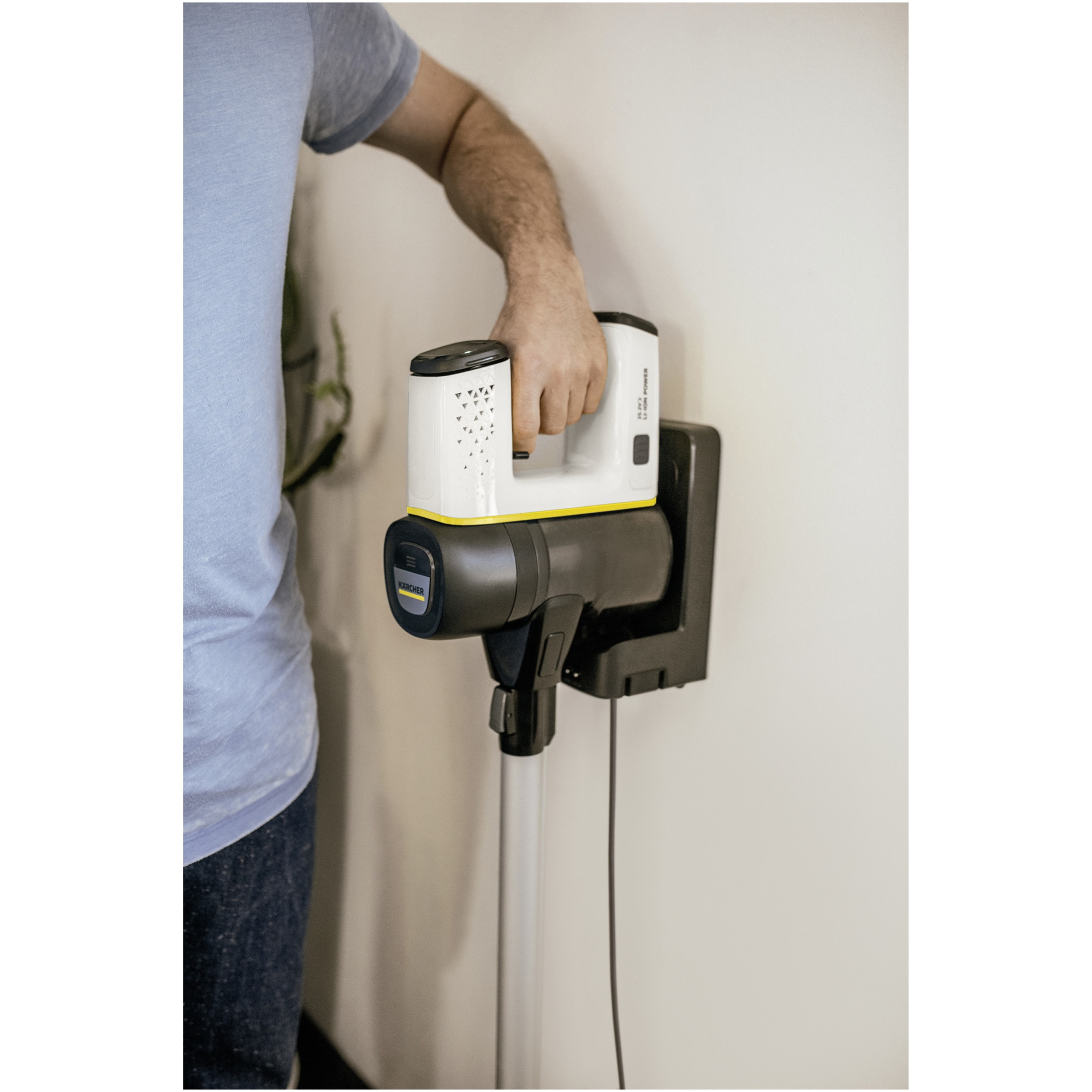 Aspirator vertical Karcher VC 6 Cordless ourFamily Battery Plus, 250 W, 2 acumulatori 25,2 V/2,5 Ah, autonomie max. 50 min, recipient 0,8 l, filtru HEPA 12, duza activa cu LED, suport de perete, 2 trepte de putere, functie Boost, 1.198-677.0, Alb/Negru