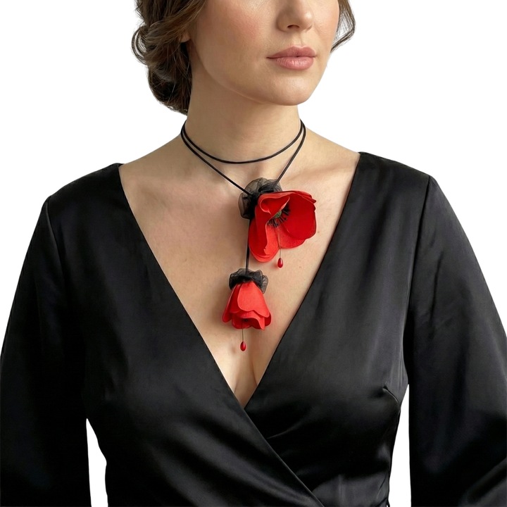 Colier Lucrat Manual cu Maci Rosii, Snur Negru 125cm, Flori Textile din Satin si Tul, Lungime Totala 143 cm, Design Unicat