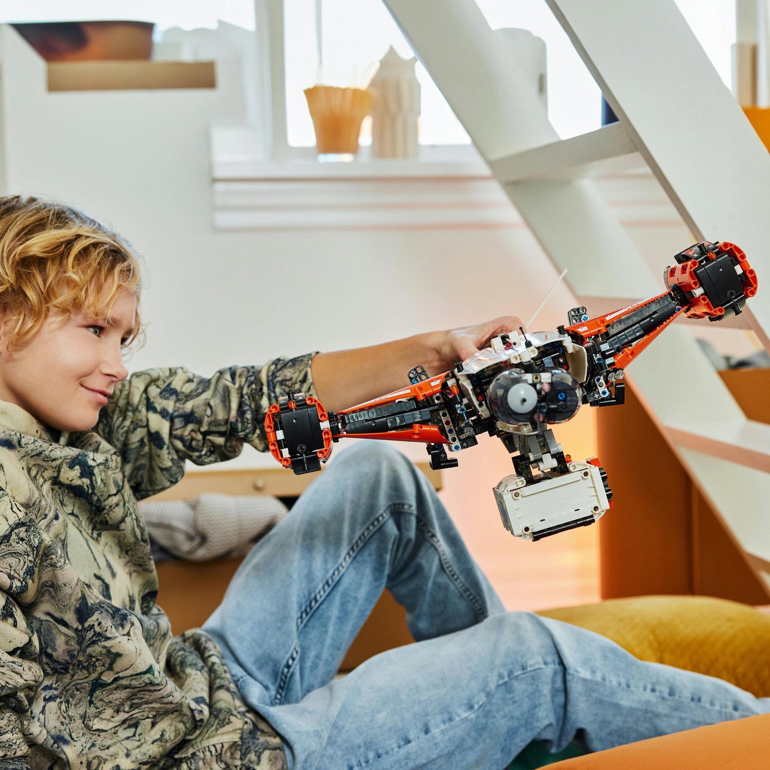 LEGO® Technic - Naveta spatiala LT81 cu decolare si aterizare