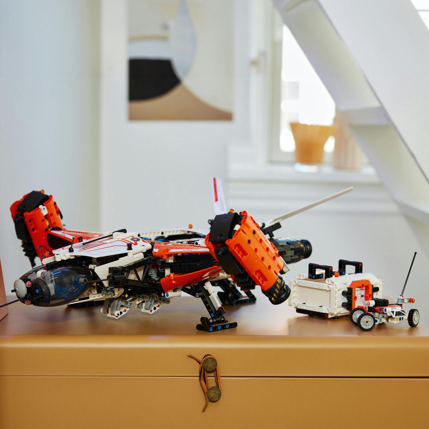 LEGO® Technic - Naveta spatiala LT81 cu decolare si aterizare