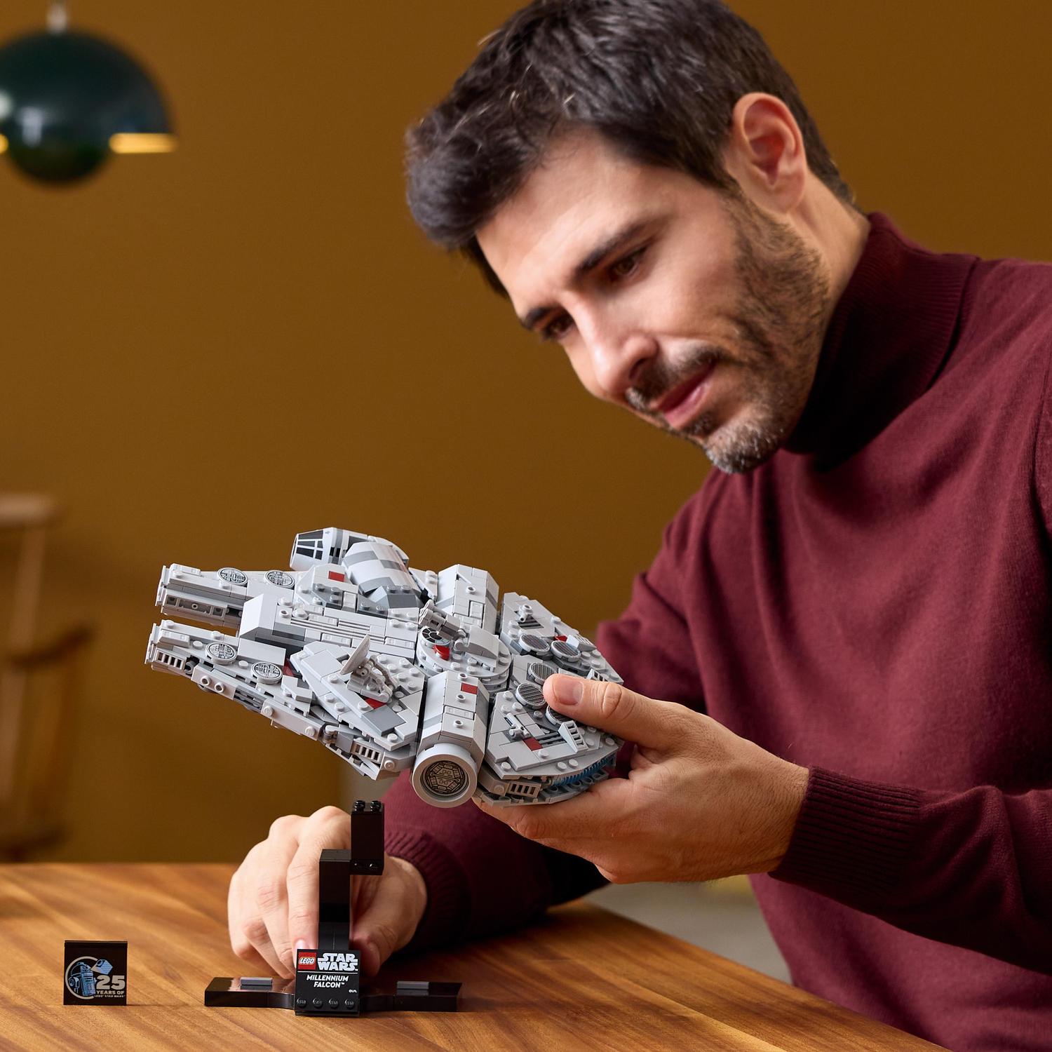 LEGO® Star Wars™ - Millennium Falcon™ 75375, 921 piese - eMAG.ro