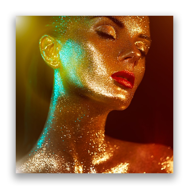 Първокласна картина на платно, LuxCanva® A1257, Момиче с блясък, 50 X 50 CM, 100% памучно платно 400g/m2, Дървена рамка, Тоалетка, Блясък, Злато, Жена, Спалня, Живи цветове