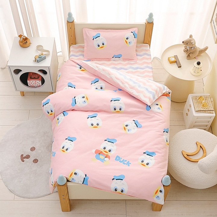 Set lenjerie de pat pentru copii, Lucmark,3 piese, Bumbac, 135 x 60 cm, Model Duck - roz, Multicolor