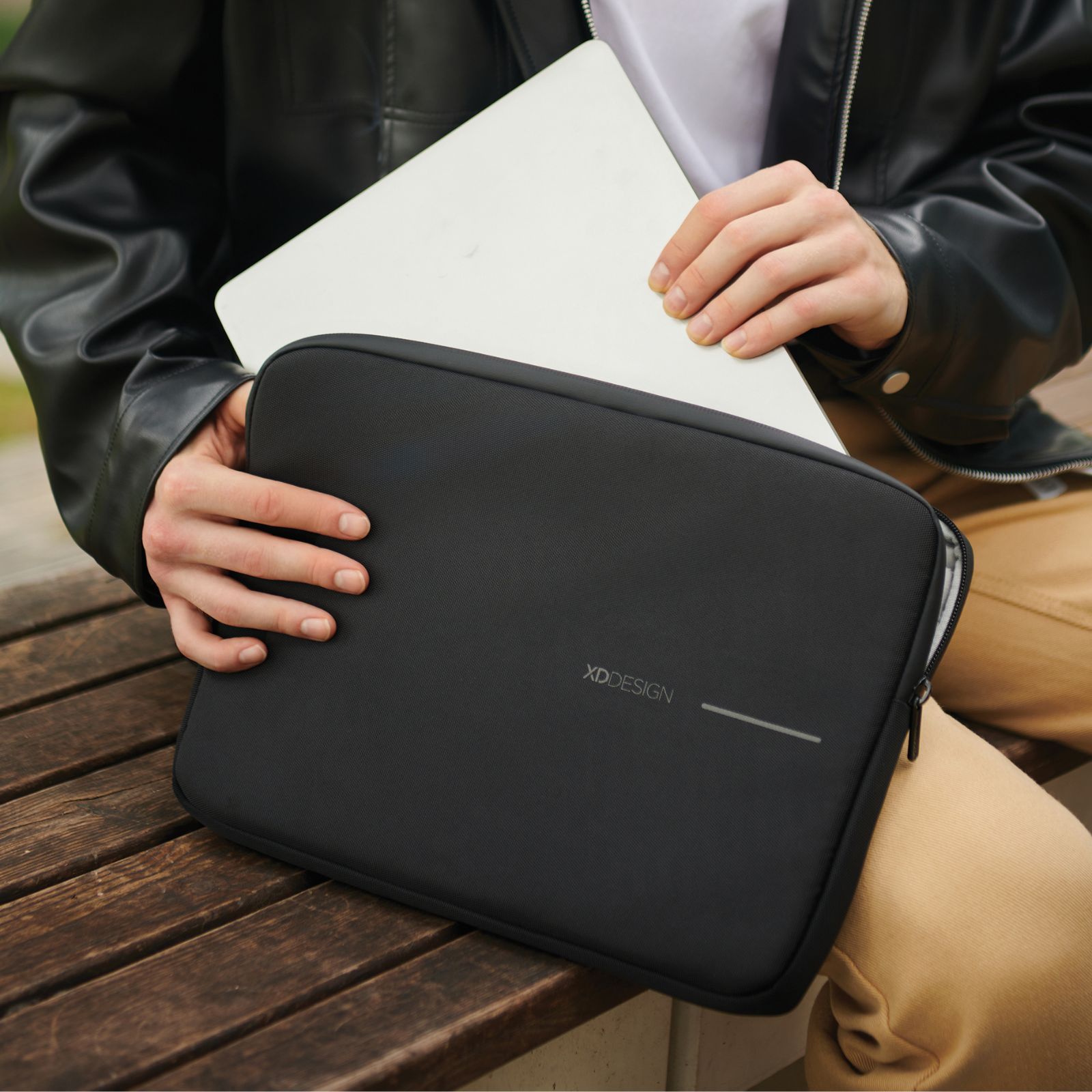 Husa laptop Apex, Ronic X by XD Design, premium, 14 inch, rezistenta la apa, interior fleece cu model, 24 x 2, 5 x 34, 5 cm, negru