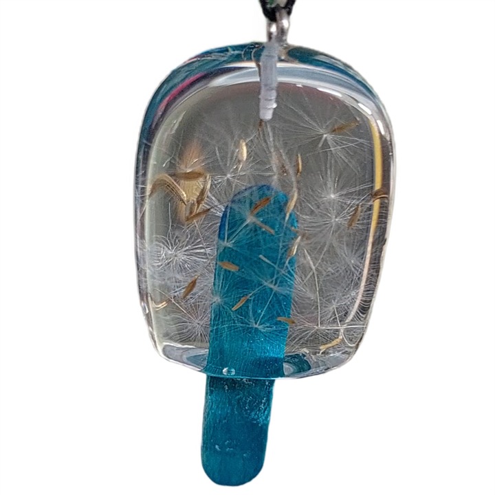 Pandantiv handmade din lemn imbinat cu rasina transparenta, forma mini inghetata pe bat