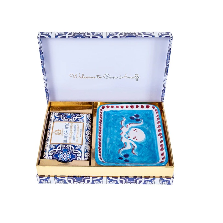 Set sapun artizanal Casa Amalfi, Blue Grotto, include sapuniera din ceramica pictata manual, note lemn si citrice, 100% vegan, ulei de jojoba, unt de shea, curata delicat pielea, hidratant