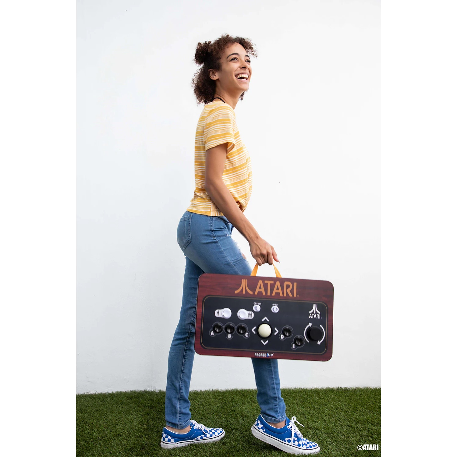 Consola retro ARCADE1UP, Atari Couchcade, 10 jocuri clasice, conectare TV prin HDMI, WiFi controller, grafica vibranta, comenzi arcade real feel, baza bean bag, maner incorporat pentru transport, ajustare volum, multicolor