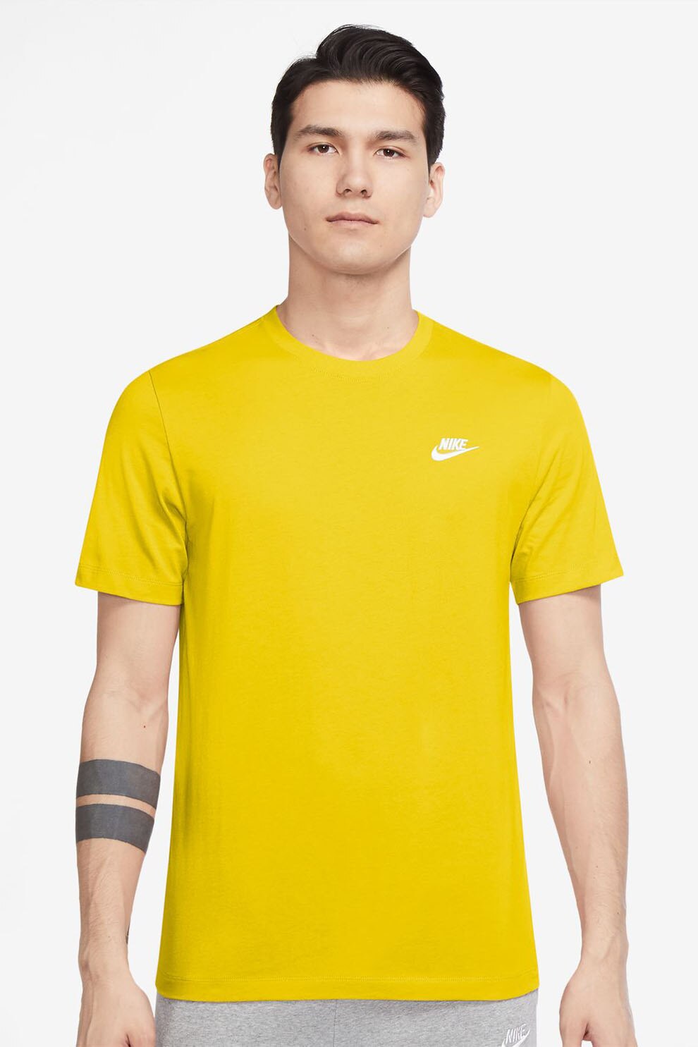 Nike, Tricou din bumbac cu detaliu cu logo brodat Sportswear Club, Galben sofran, Alb murdar, M