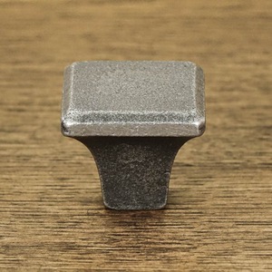 Feronerie si accesorii mobila