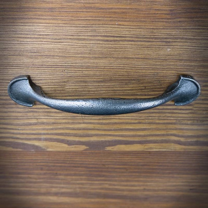 Maner de mobila, Metal