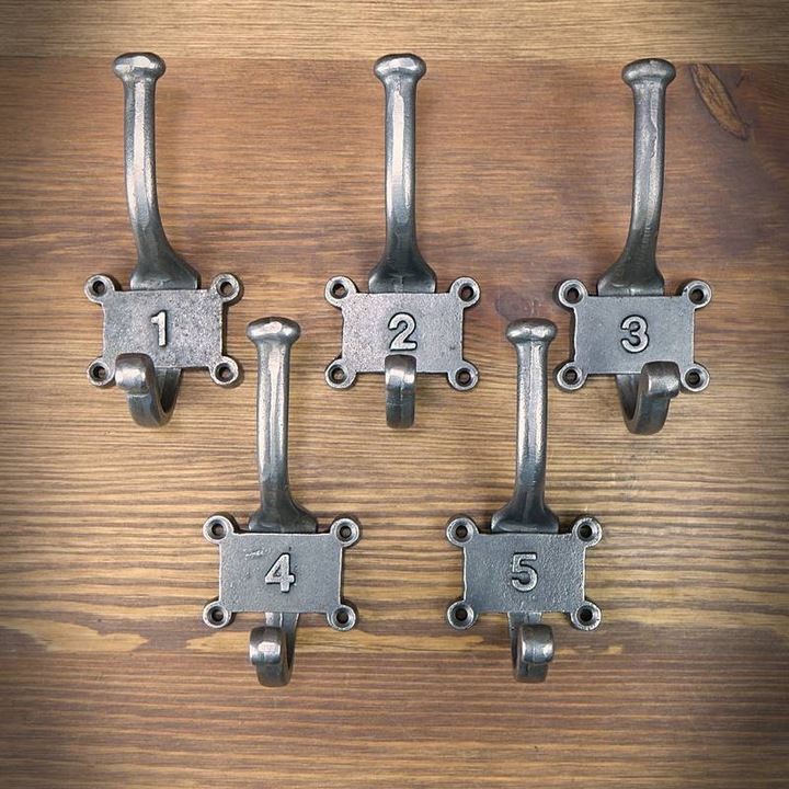 Set 5 cuiere pentru agatat, design clasic